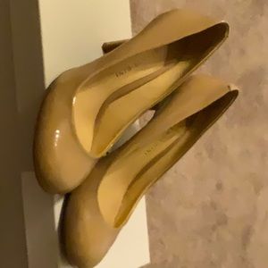 New - no tag/box Gianni Bini Patent beige pumps with round toe, size 6.5